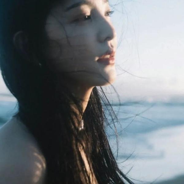 踏浪女人
